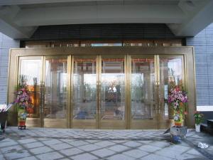 聲譽好的酒店銅門供應商當屬杭州雄銳銅裝飾工程 溫州酒店銅門圖片|聲譽好的酒店銅門供應商當屬杭州雄銳銅裝飾工程 溫州酒店銅門產品圖片由杭州雄銳銅裝飾工程公司生產提供-
